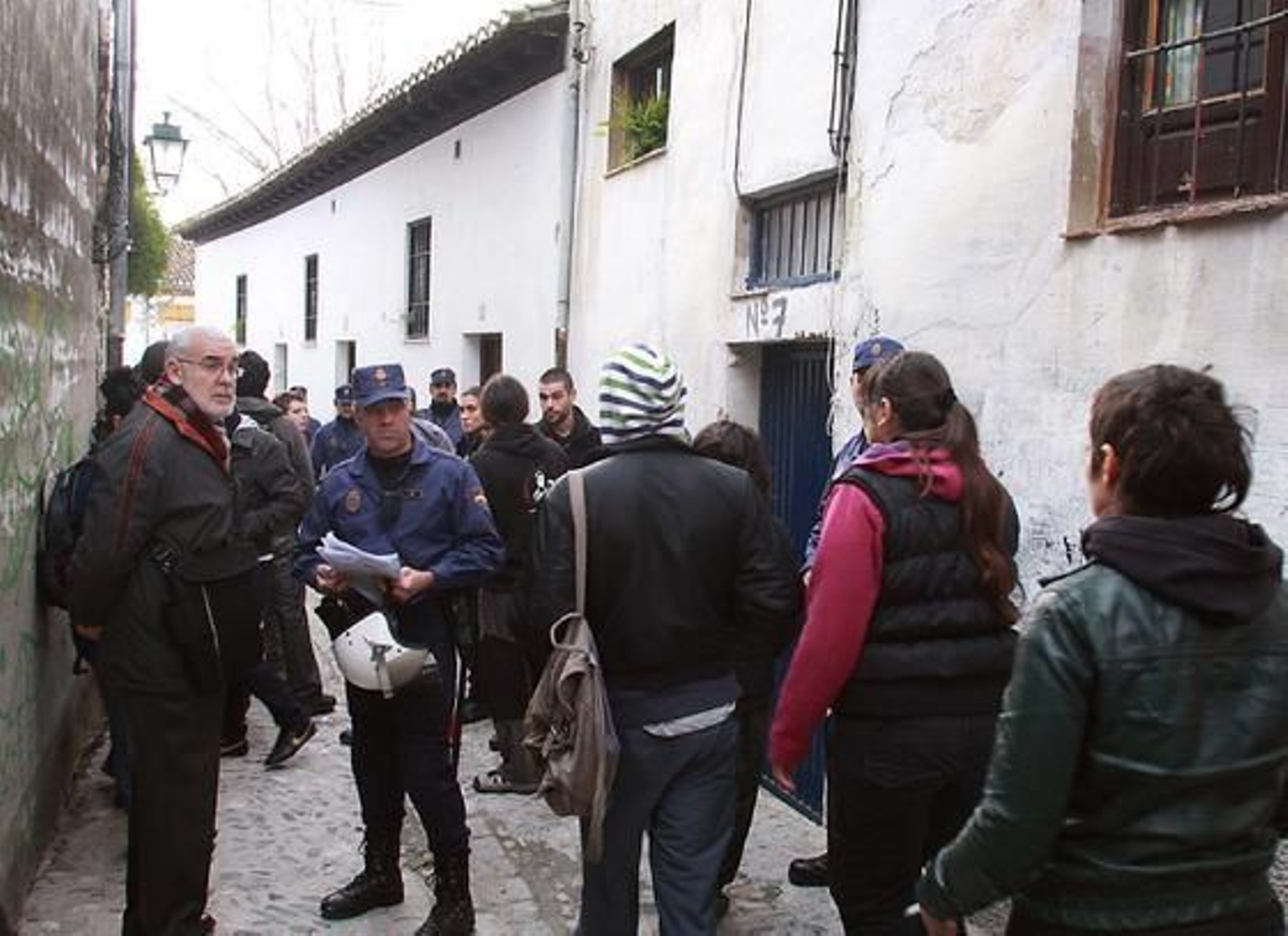 Seis ocupas son desalojados de la Casa del Aire, en el nº 7 de la calle Zenete del barrio granadino del Albaicín.

Foto: Pepe Torres