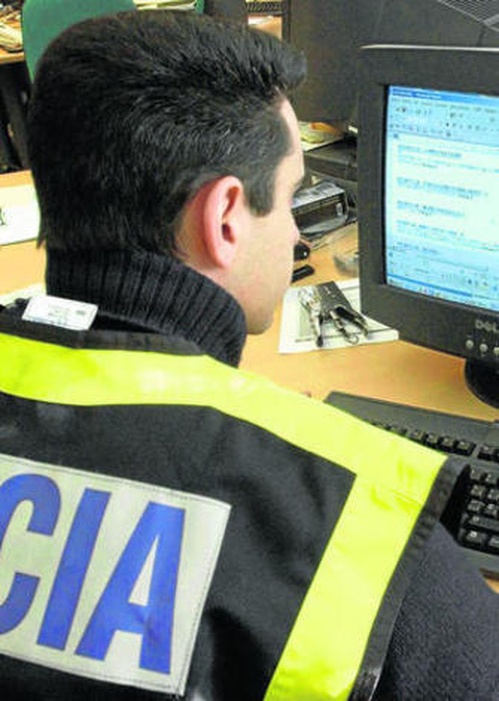 Un agente, durante una operación en internet.