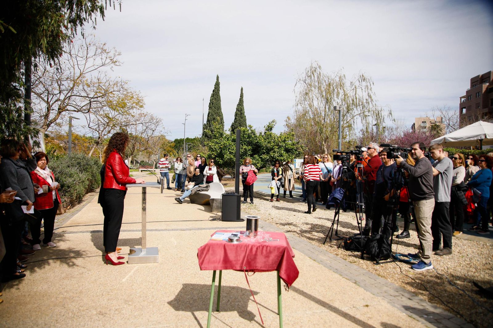 Las imágenes de la plantación de un olivo y el entierro de una cápsula del tiempo