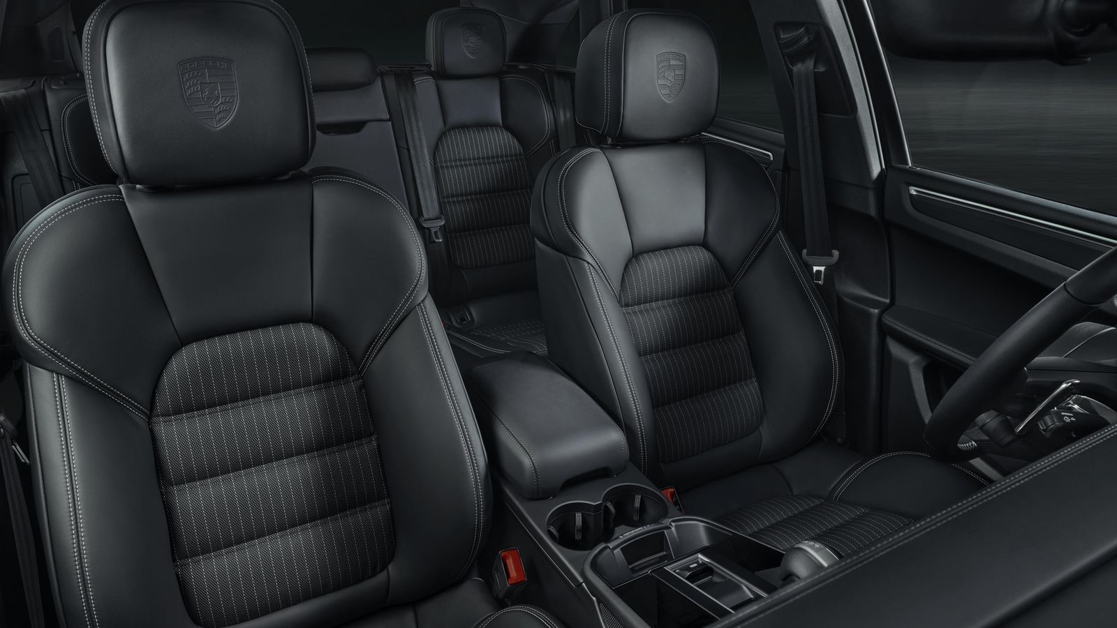 Los asientos deportivos tienen regulaciones eléctricas y son calefactables en esta versión.