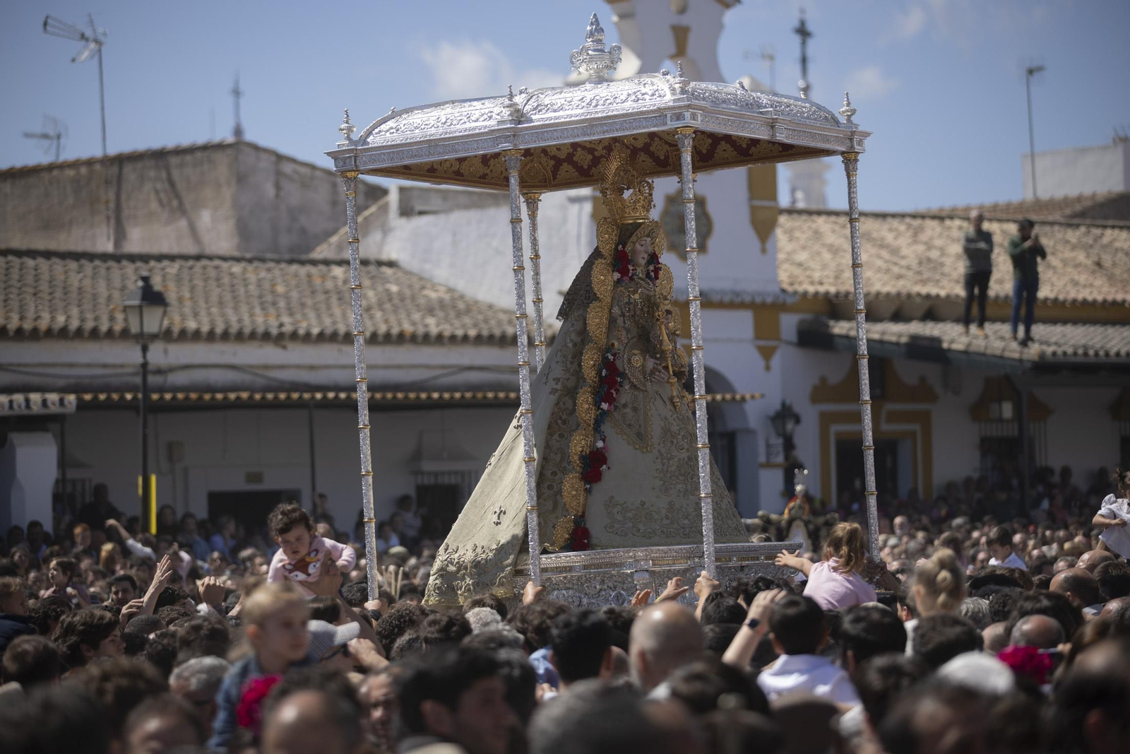 Las mejores imágenes de la procesión de la Virgen del Rocío en la aldea