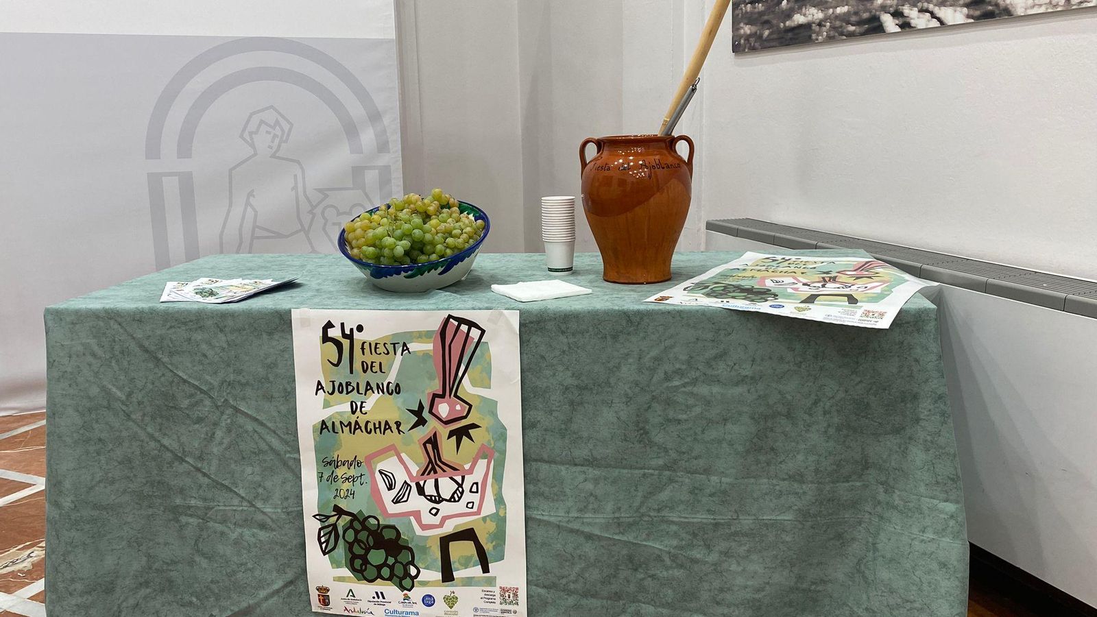 Mesa preparada con uvas y ajoblanco en la Delegación de la Junta.