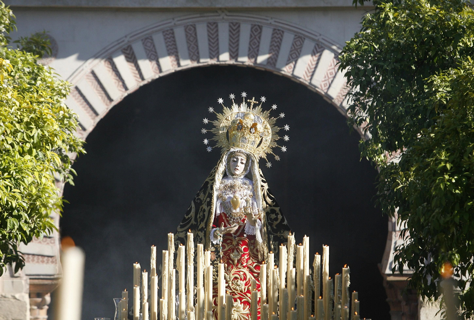 La Virgen de los Dolores saliendo de la Mezquita-Catedral.