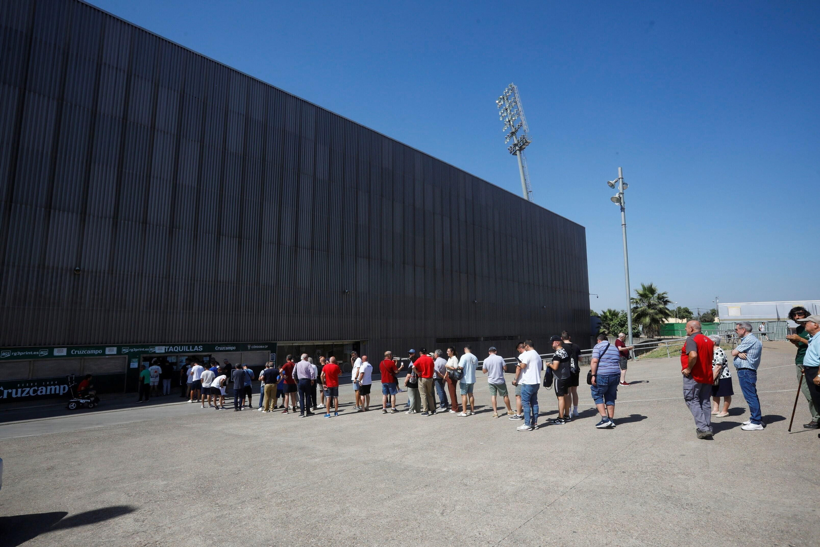 Colas en El Arcángel para hacerse con las entradas de los partidos del Córdoba CF ante la Ponferradina