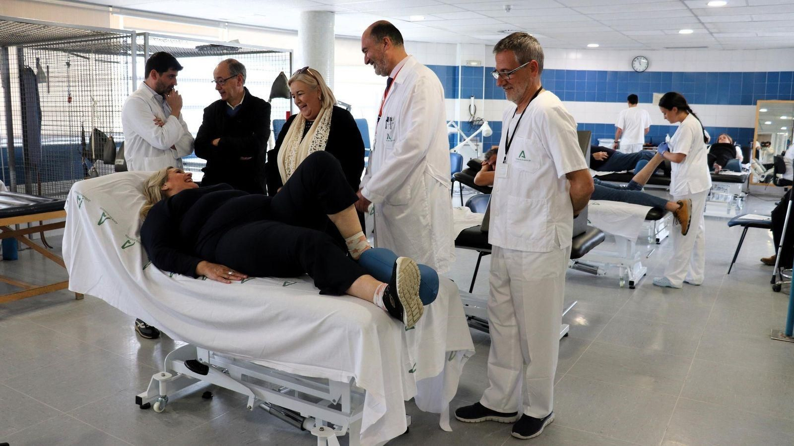 La delegada de Salud y Consumo, Manuela Caro, durante su visita a la sala de fisioterapia.