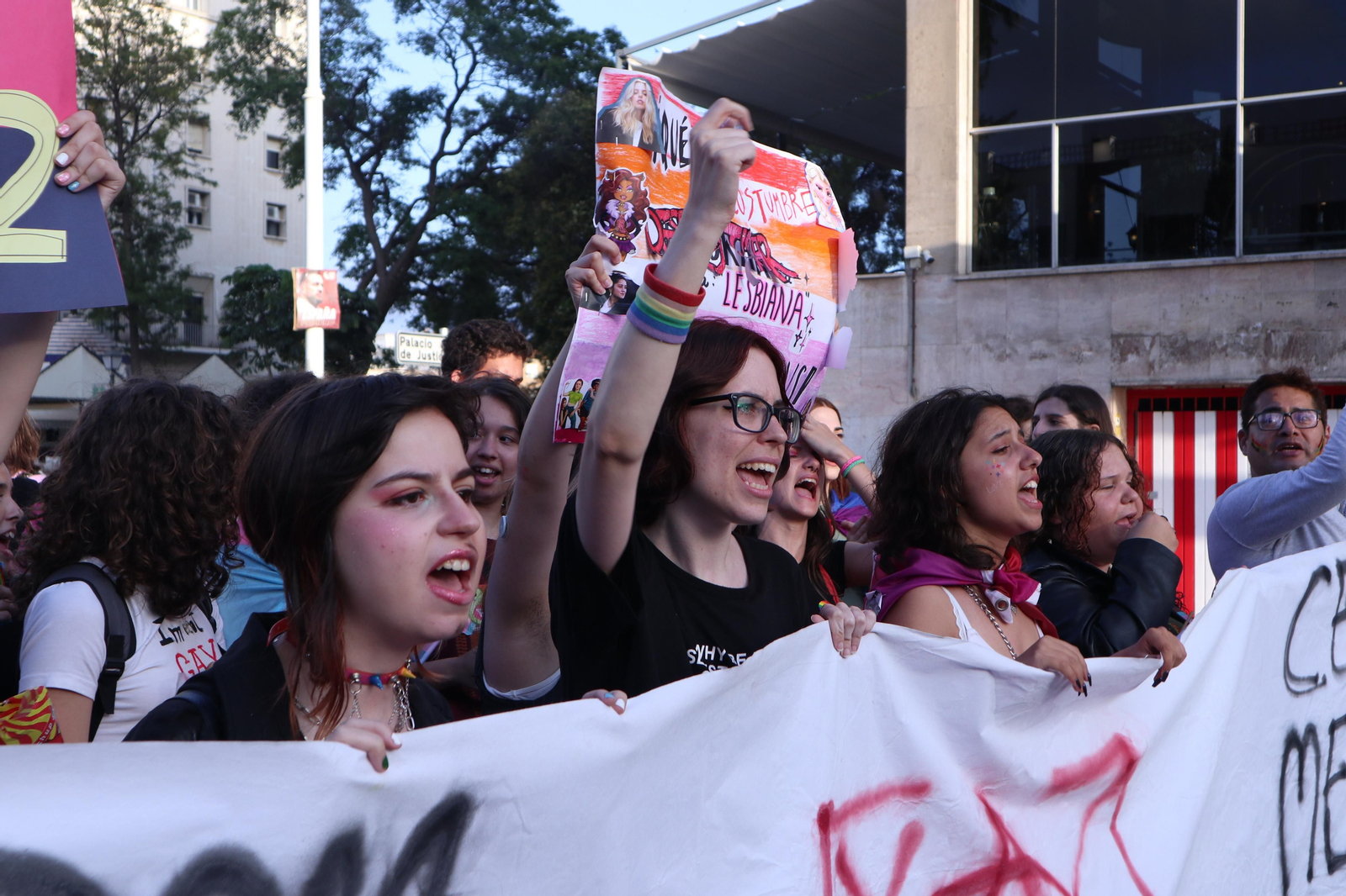 Las mejores imágenes de la manifestacióndel del Orgullo LGTBI en Huelva