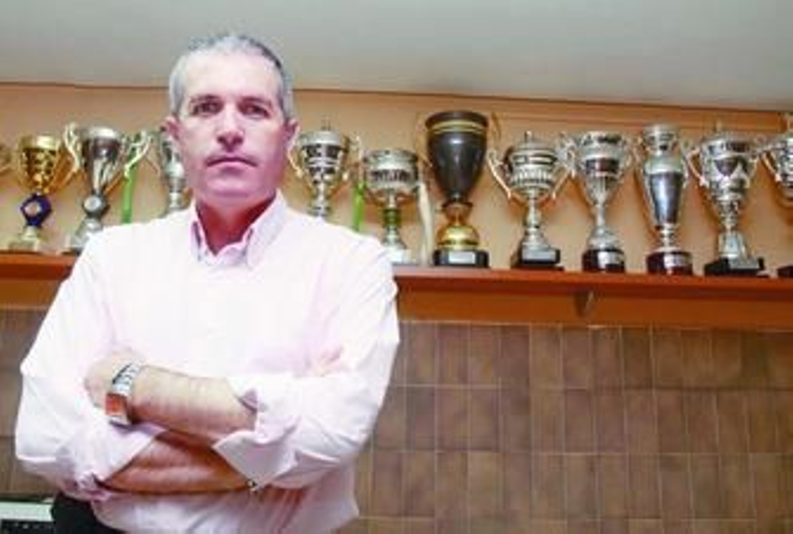 El presidente de la delegación en Granada de la Federación Andaluza de Fútbol posa en el salón principal de la sede federativa.