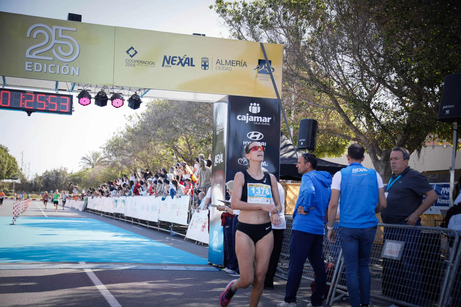 Imágenes de la llegada de la Media maratón Ciudad de Almería