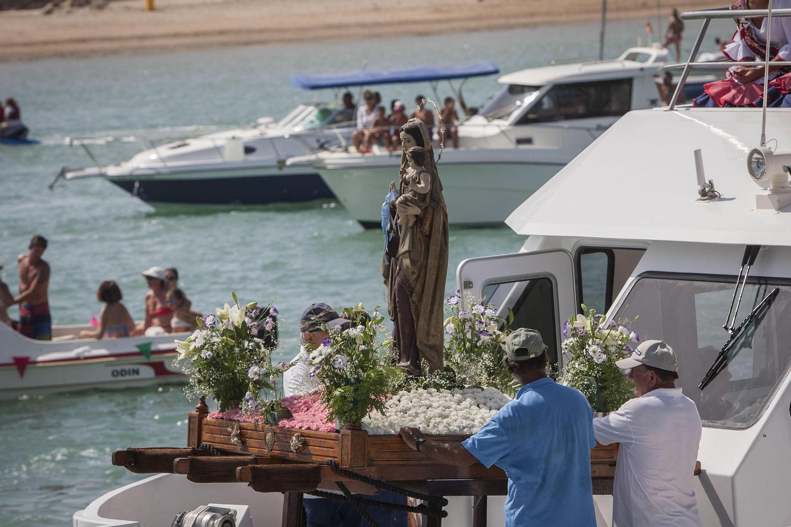 La imagen en la proa de la embarcación poco después de su salida hacia La Barrosa.