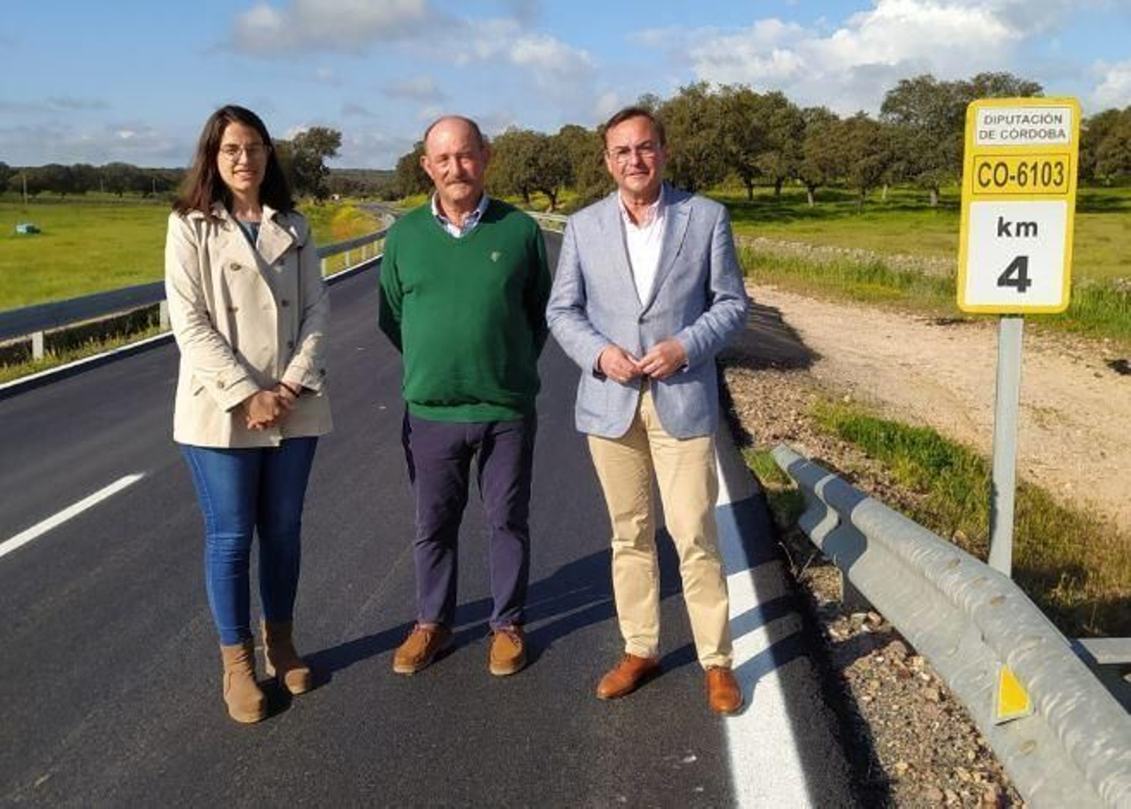 Francisco Palomares visita una de las carreteras. Francisco Palomares visita una de las carreteras.