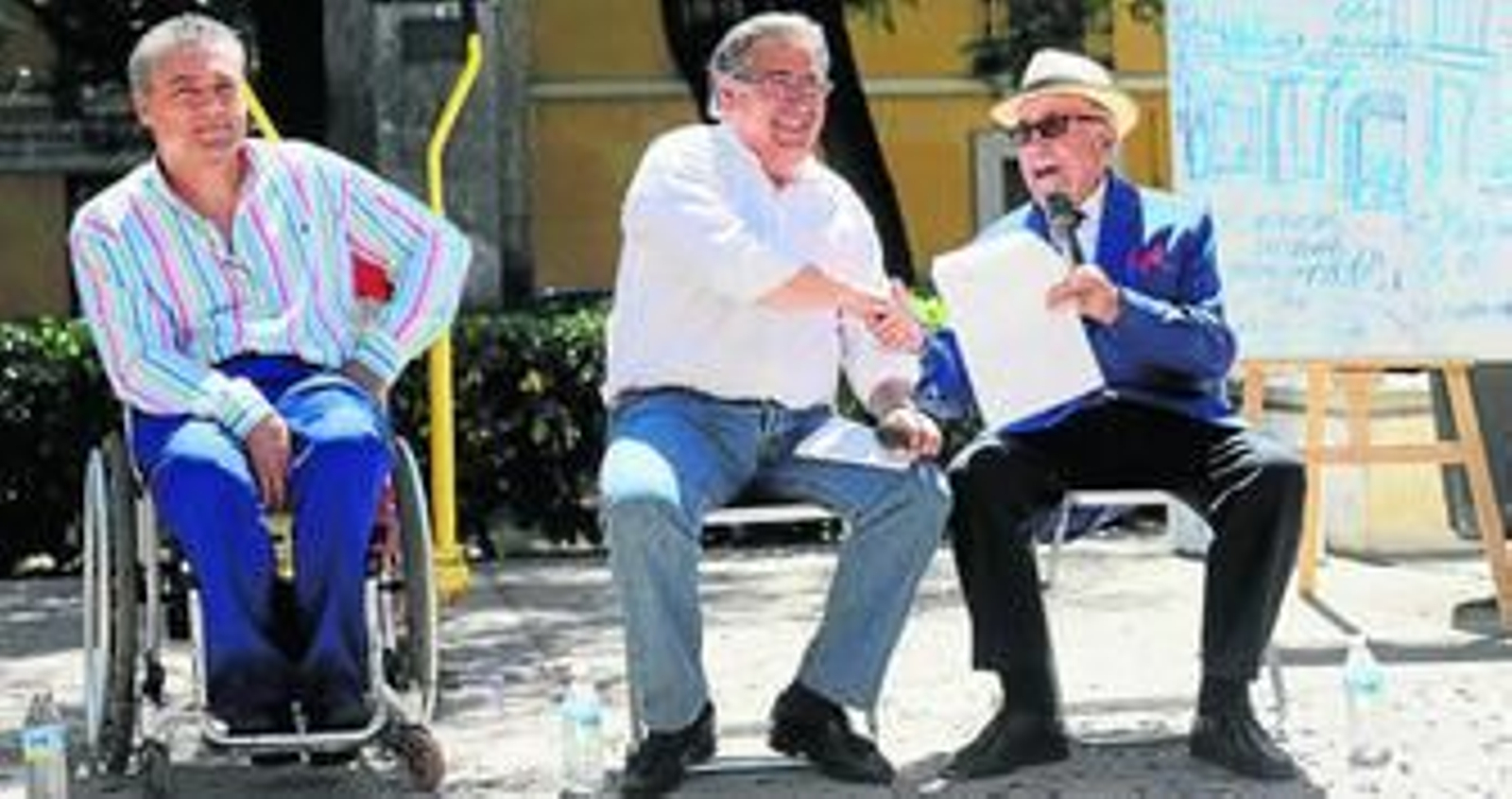 Juna Ignacio Zoido, flanqueado ayer en Chapina por representantes de asociaciones vecinales y de discapacitados.
