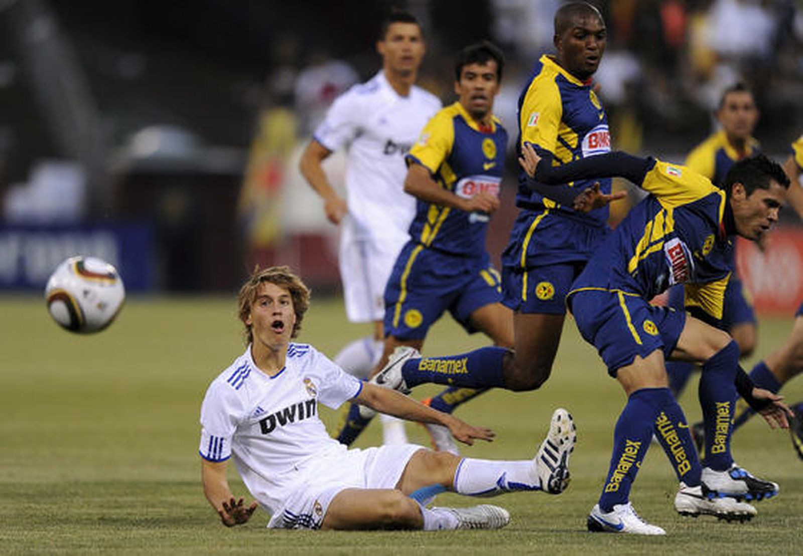 La era de Mourinho con el Real Madrid comenzó de forma triunfal después que el equipo español venciese por 2-3 a las Águilas del América de México, en partido amistoso disputado en el Candlestick Park de San Francisco.

Foto: EFE