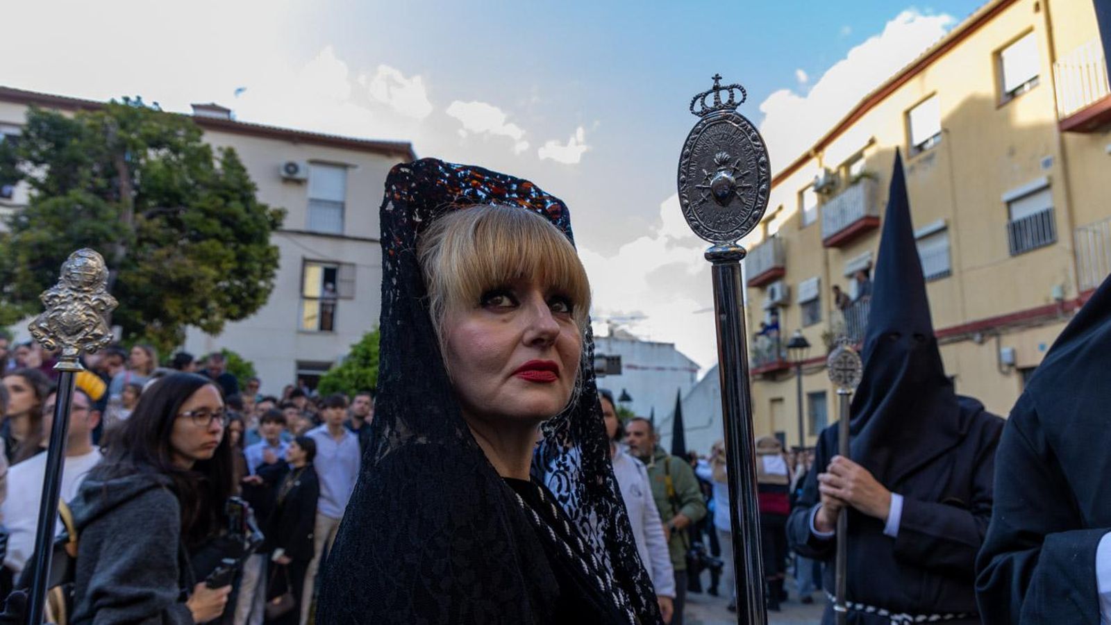 Luto y duelo en la noche del Viernes Santo, en imágenes