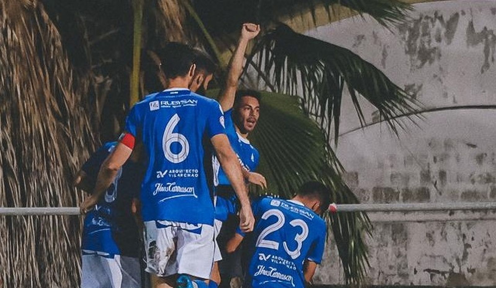 Laínez levanta el puño celebrando el 2-1 a Los Barrios.