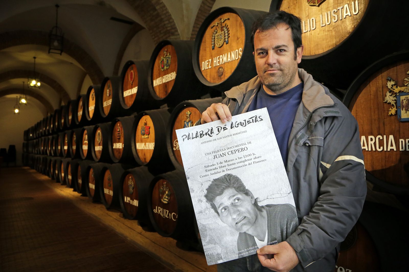 Juan Cepero, director del documental, posa con un cartel del mismo.