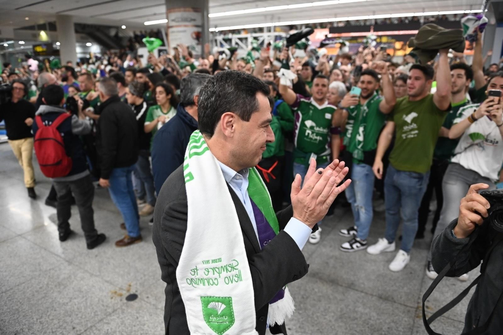 Júbilo en la llegada del Unicaja al aeropuerto