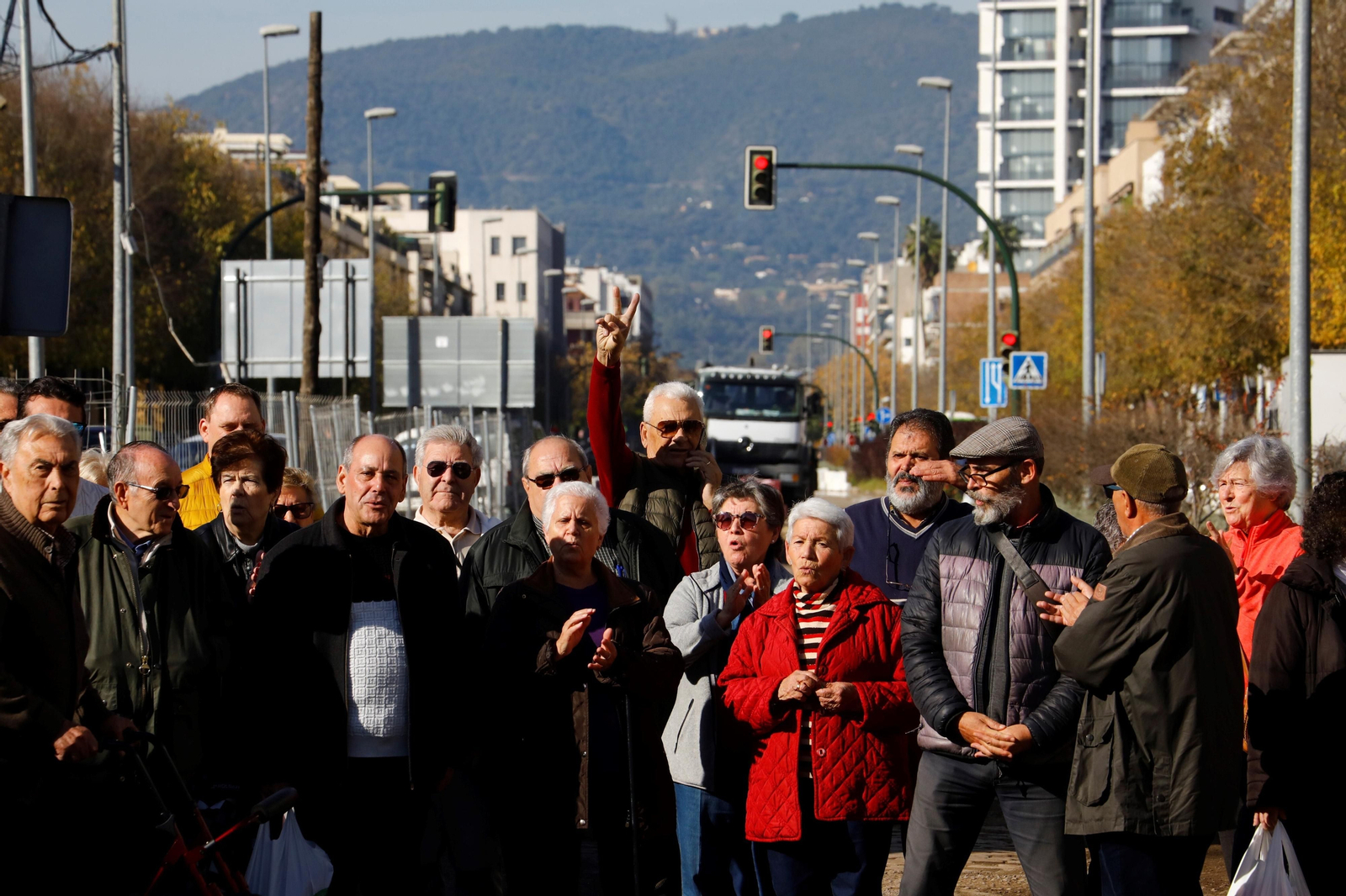 Los vecinos de carretera Trassierra vuelven a protestar por el retraso de las obras y la falta de accesibilidad, en imágenes