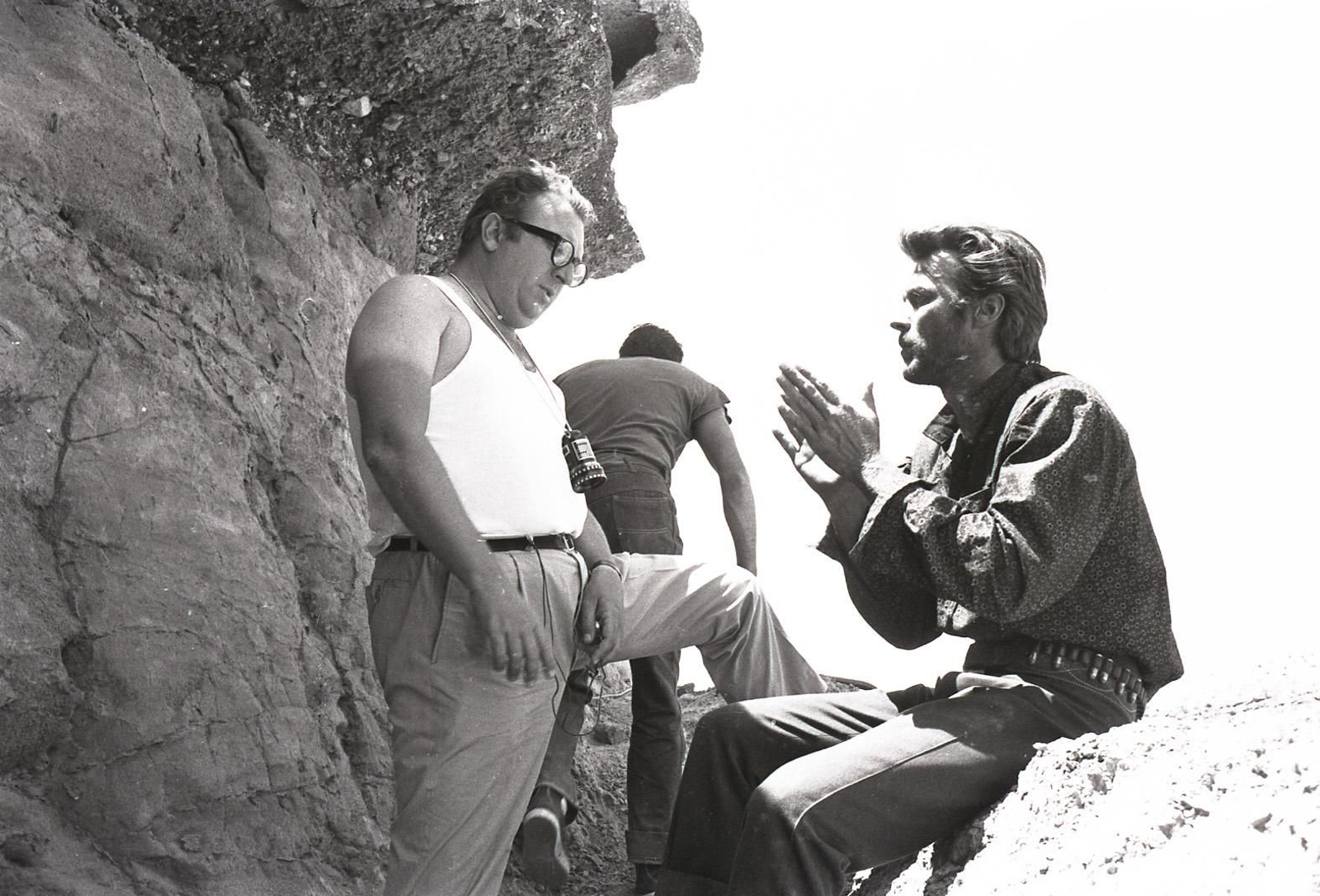 Sergio Leone dando instrucciones a Clint Eastwood durante un rodaje.
