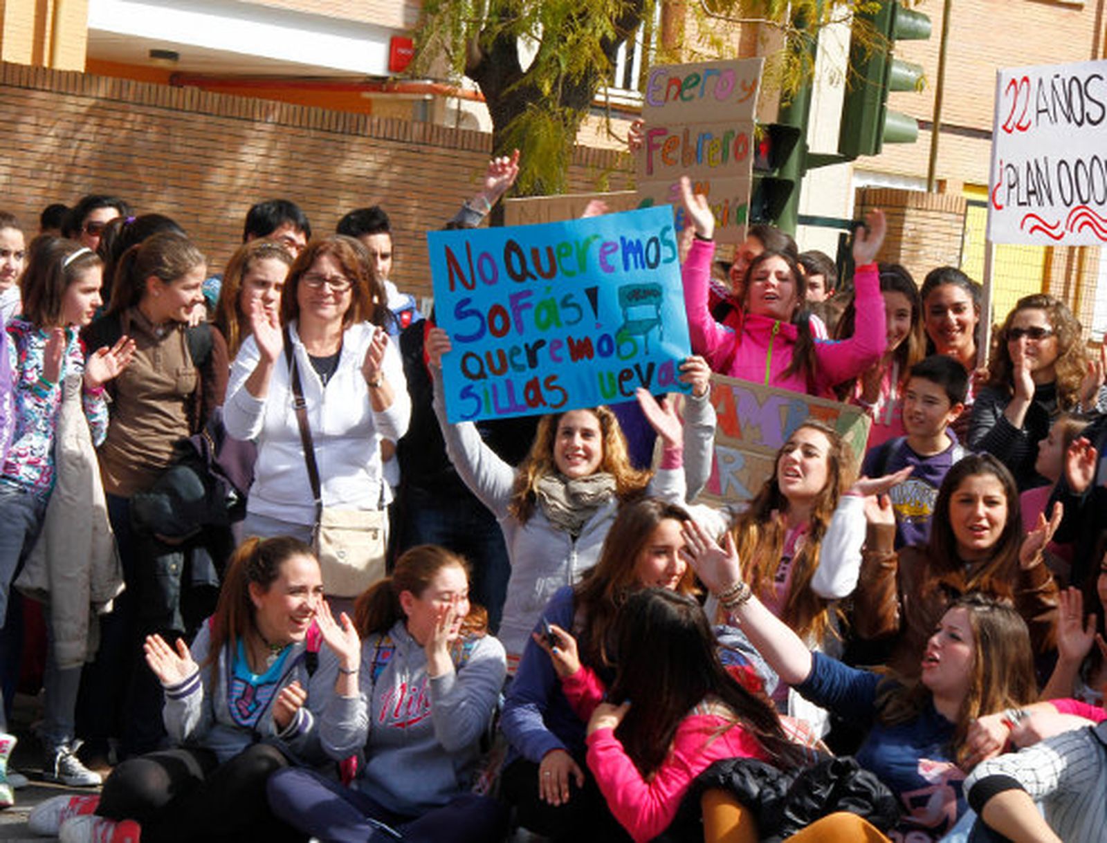 Padres y alumnos del V Centenario cortan el tráfico por la falta de calefacción