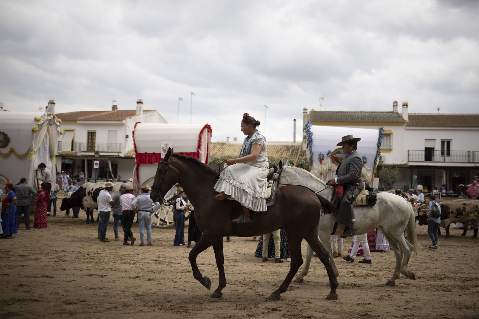 El Rocío 2023: Imágenes de ambiente en la aldea durante la presentación de las Hermandades