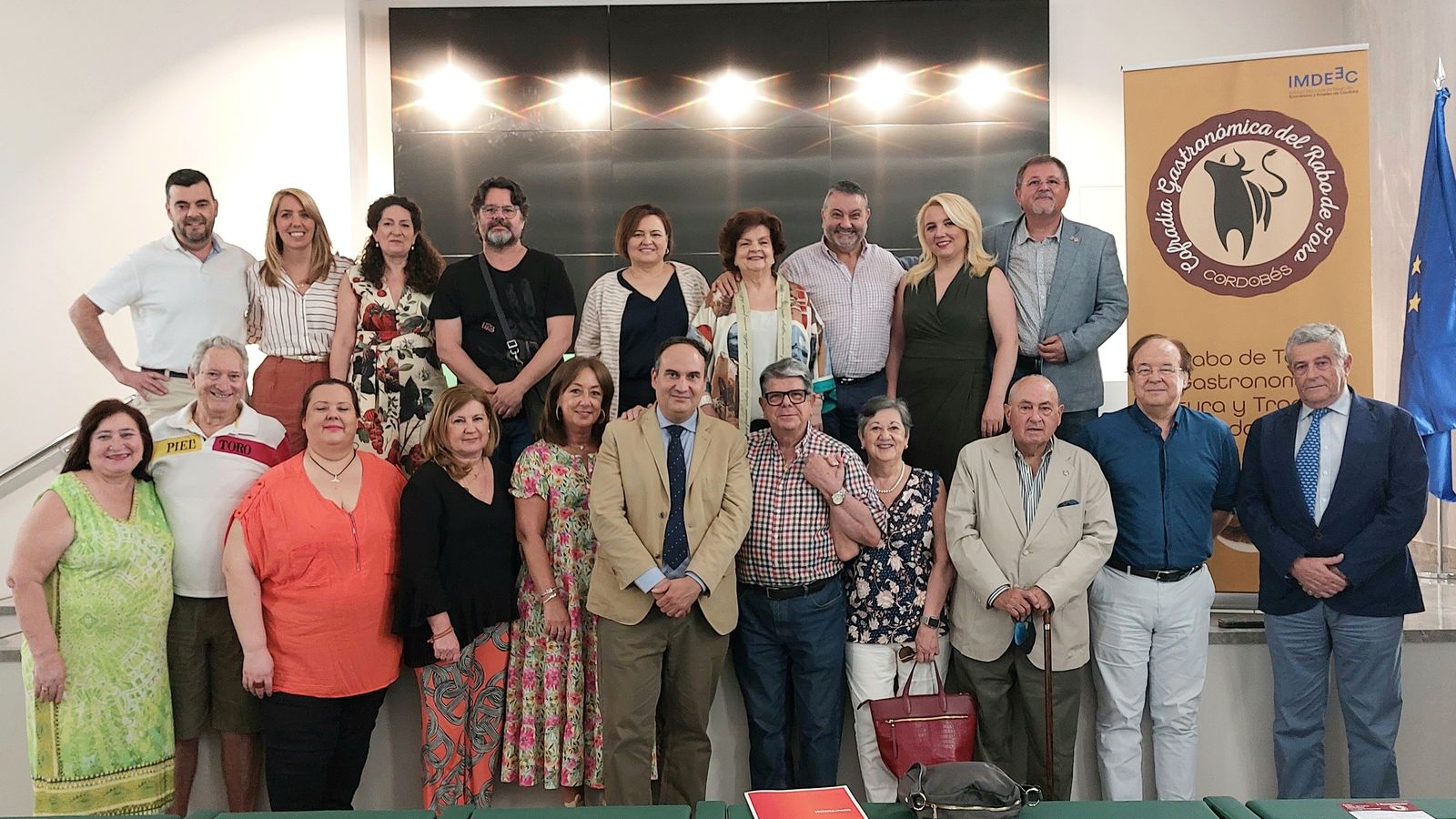Foto de familia de ponentes y cofrades al término del Simposio