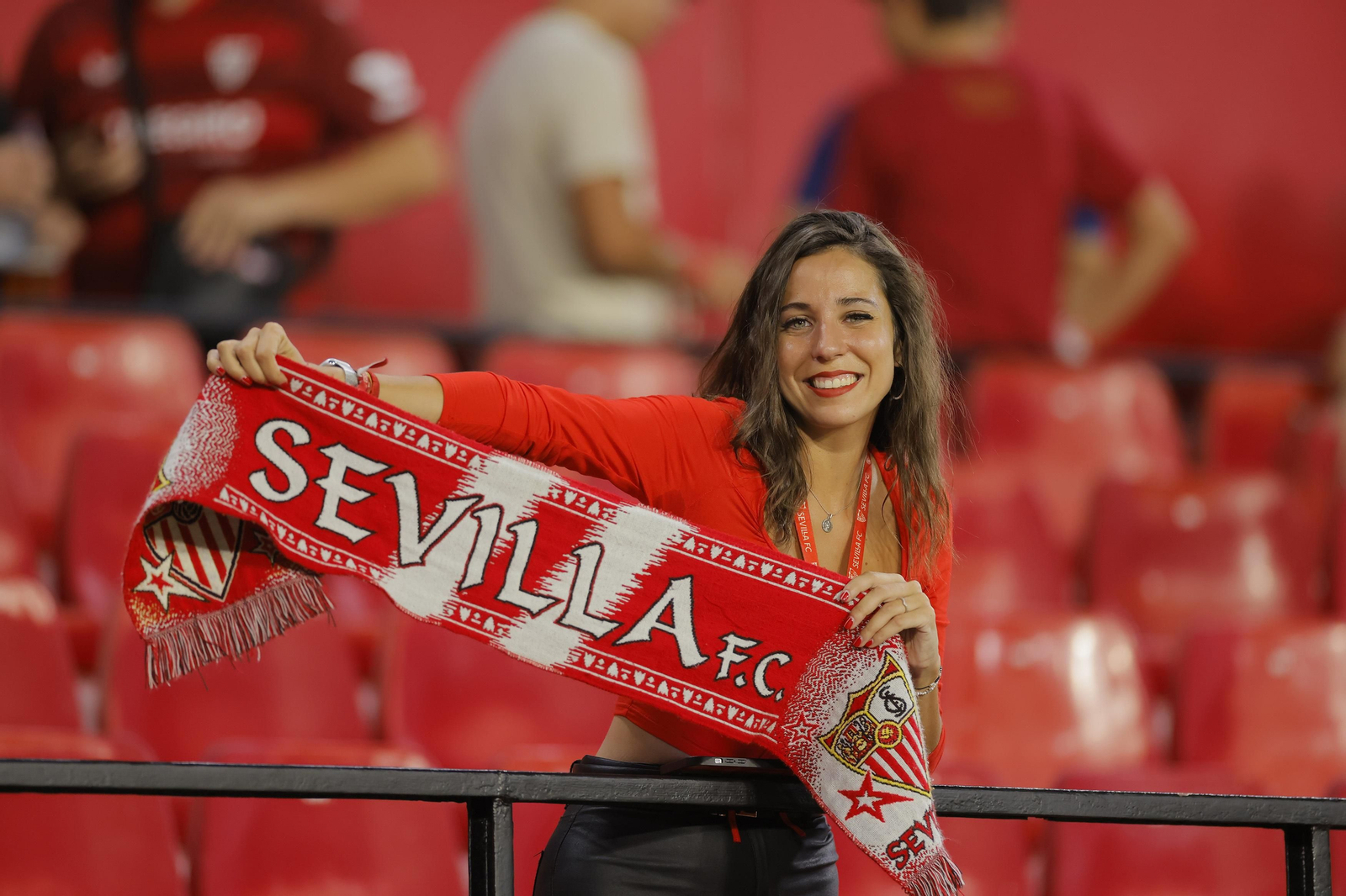 Búscate en las fotos del Sevilla-Lens