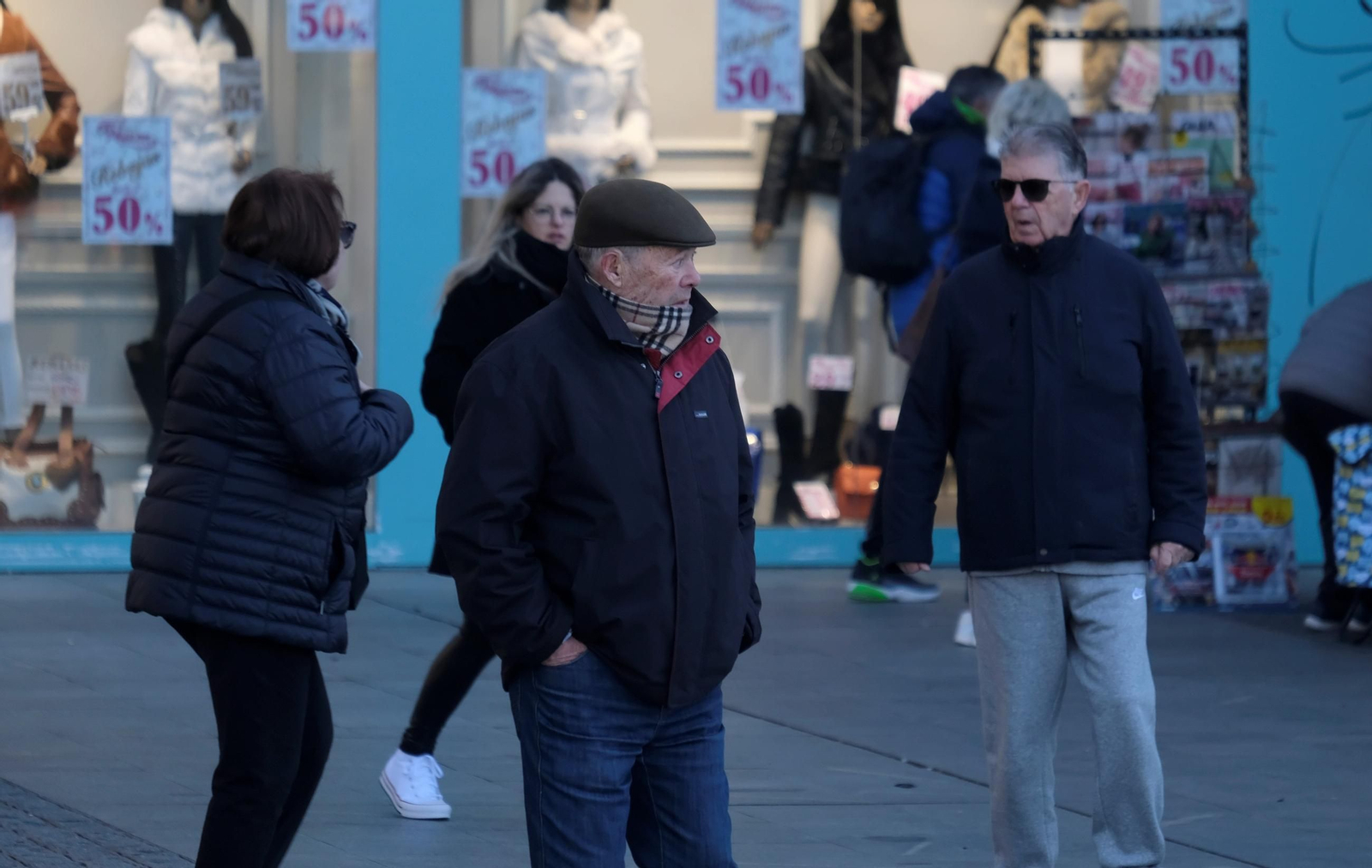 Varias personas caminan con ropa de abrigo en Córdoba.