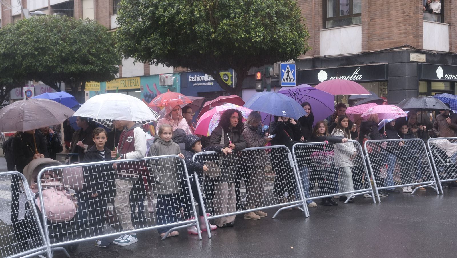 Fotografías de la cabalgata de los Reyes Magos pasada por agua en Almería