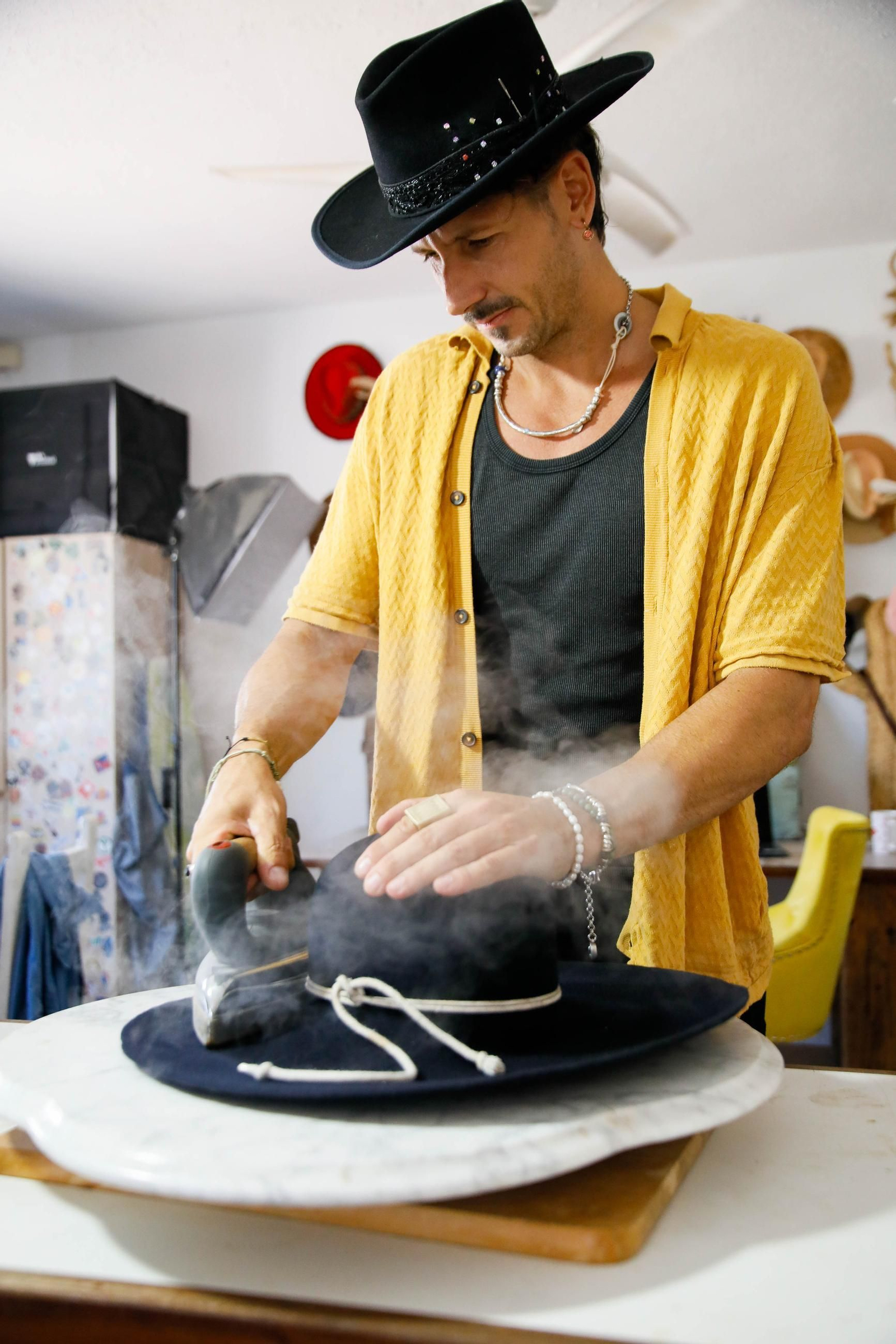 Imágenes del proceso creativo en sombreros de Alejandro Mateo