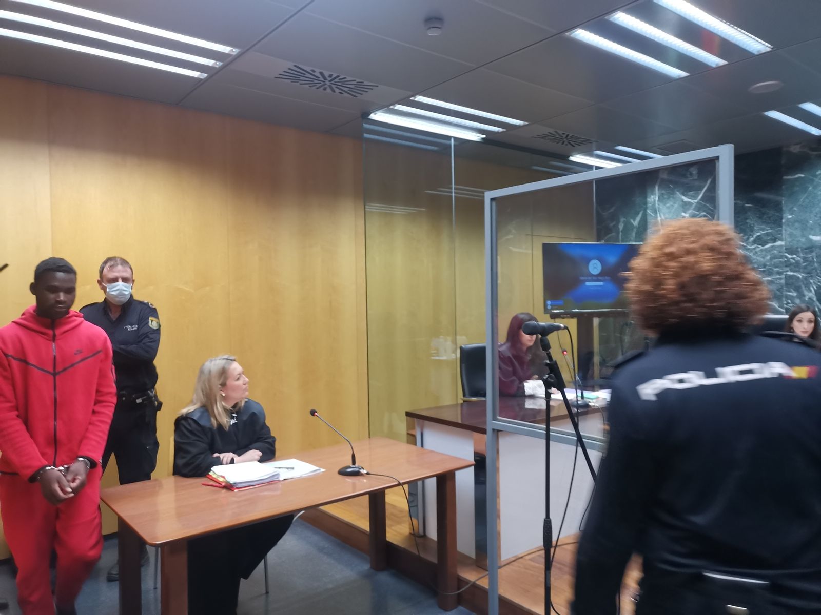 El acusado llega a la sala de vistas.