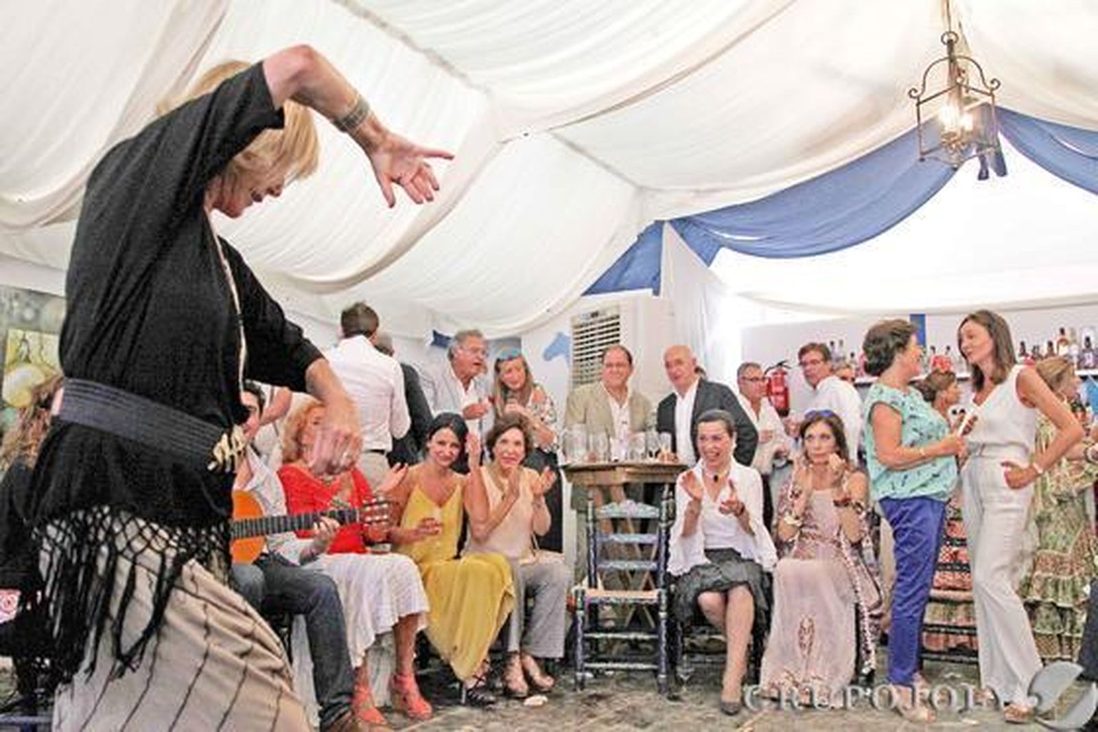 La bailaora Concha Baras, a la izquierda de la imagen, bailó ayer por bulerías en la caseta del Diario en compañía de un grupo de alumnas.   Foto: Pascual · Vanesa Lobo