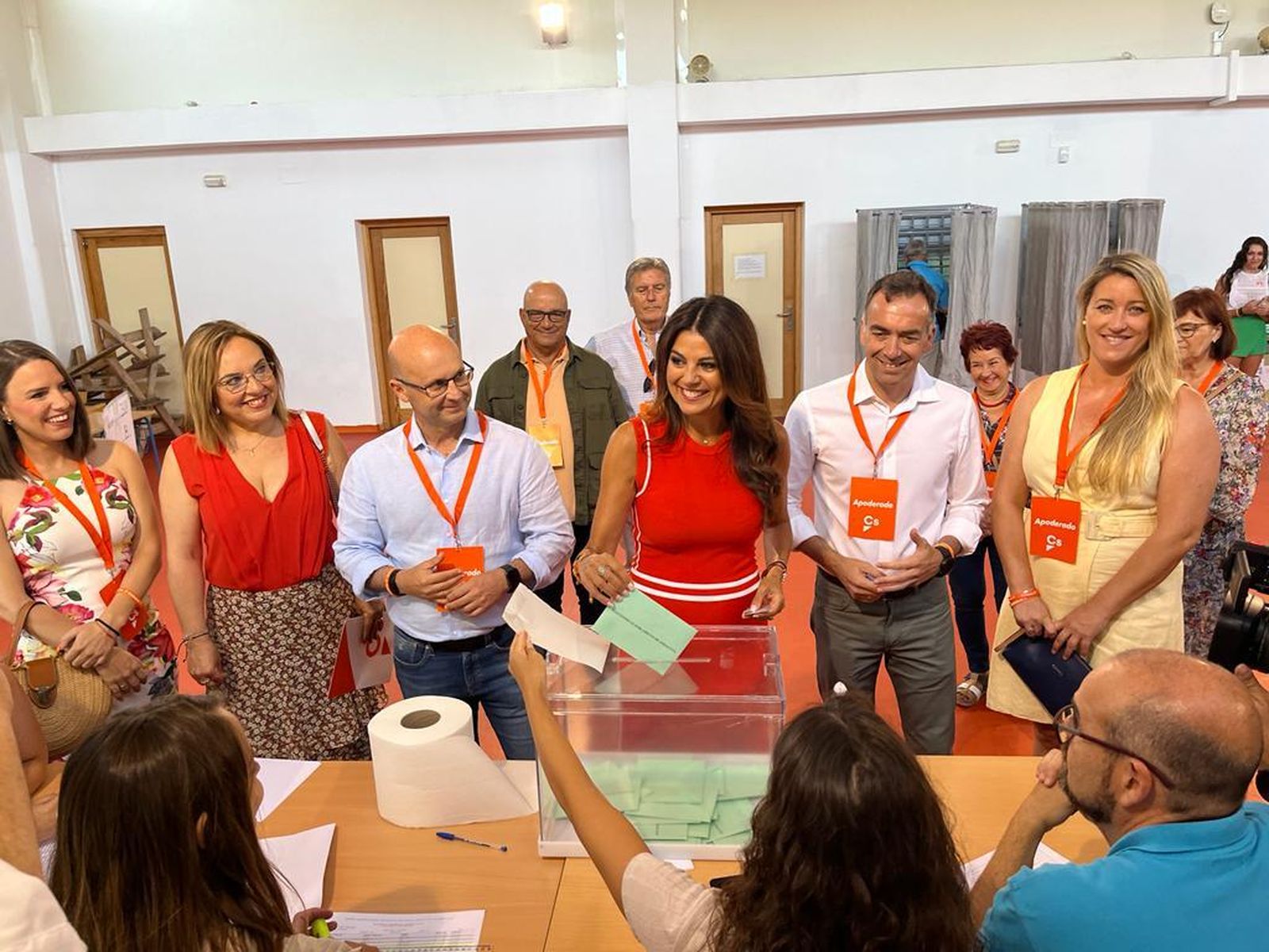 Nuria Rodríguez deposita esta mañana el voto en la urna.