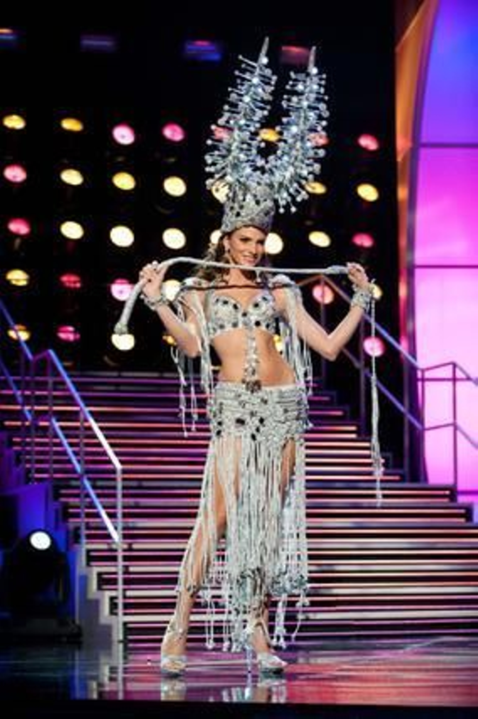 La candidata dominicana a Miss Universo 2010, Eva Arias, posa luciendo su traje nacional.

Foto: EFE