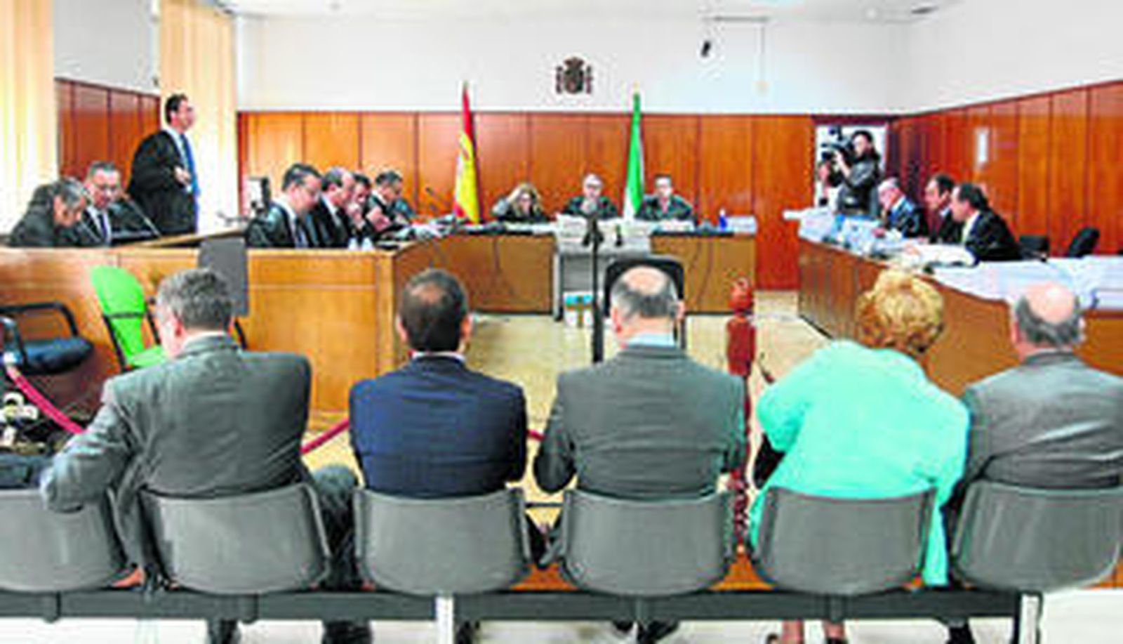 Estado general de la Sala tercera de la Audienca Provincial con los acusados sentados de espaldas.