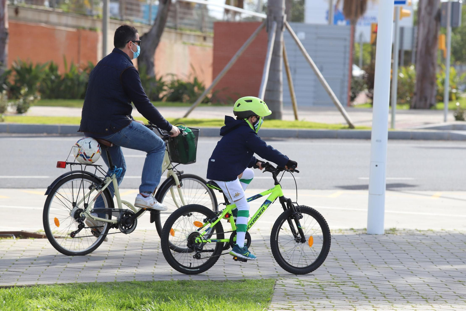 El buen tiempo del sábado llena de onubenses el Paseo de la Ría