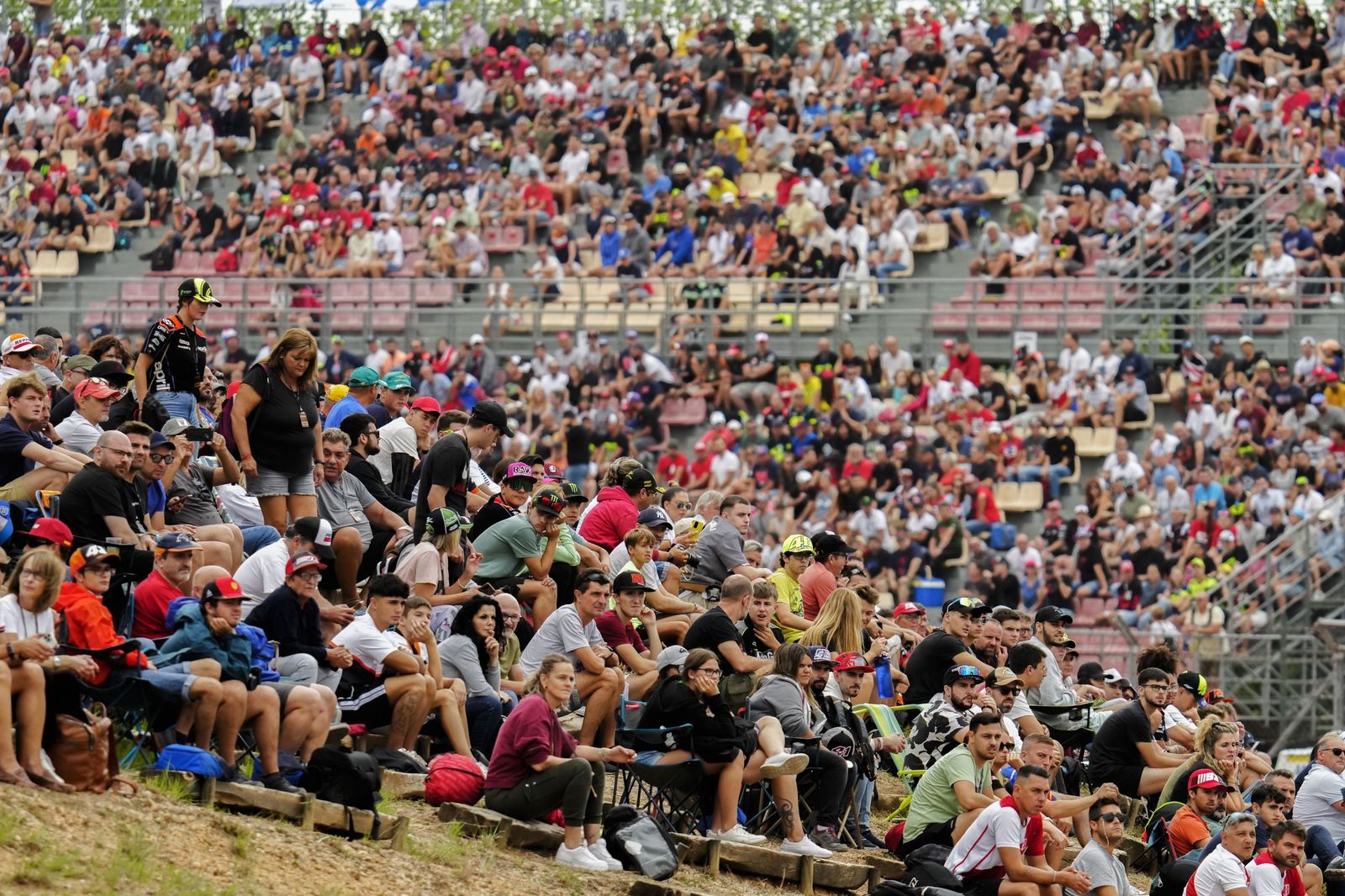 Las cariñosas fotos de Piqué, Clara Chía en el Mundial de Motos en Montmeló