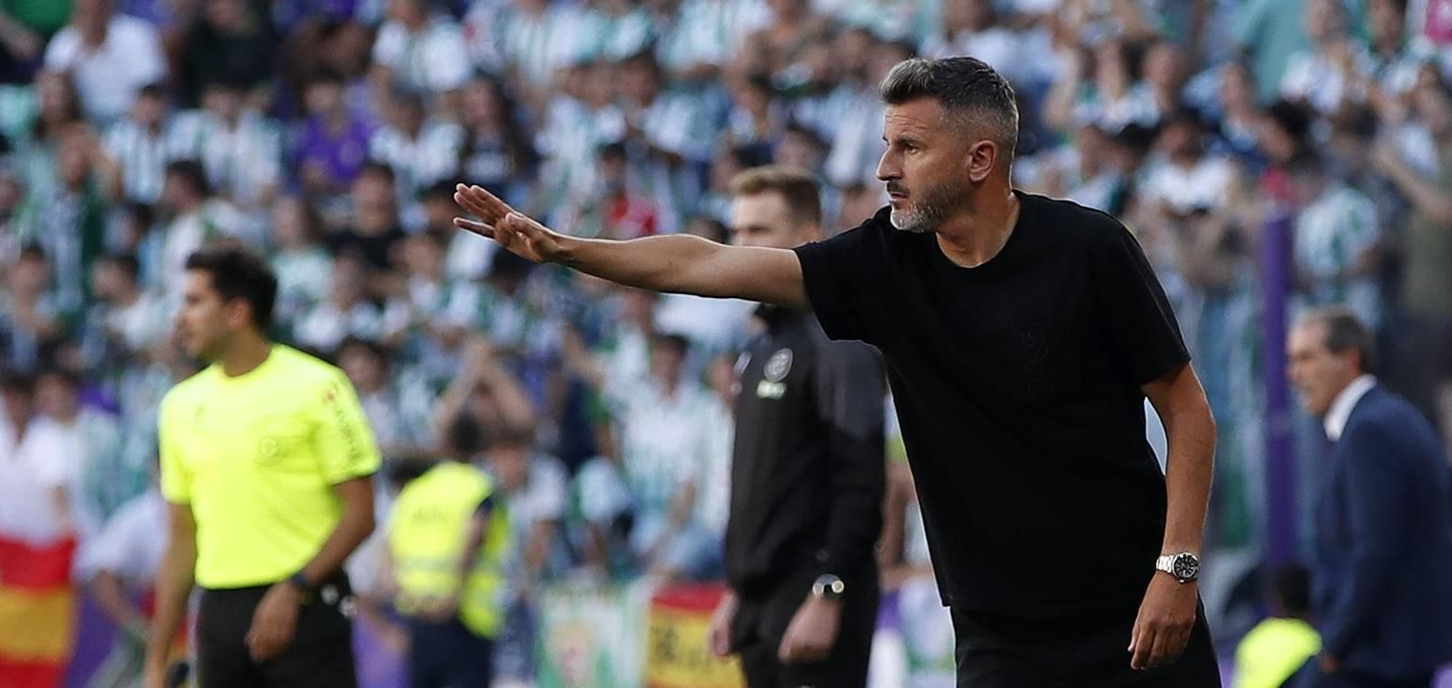 Iván Ania hace indicaciones durante un lance del partido.