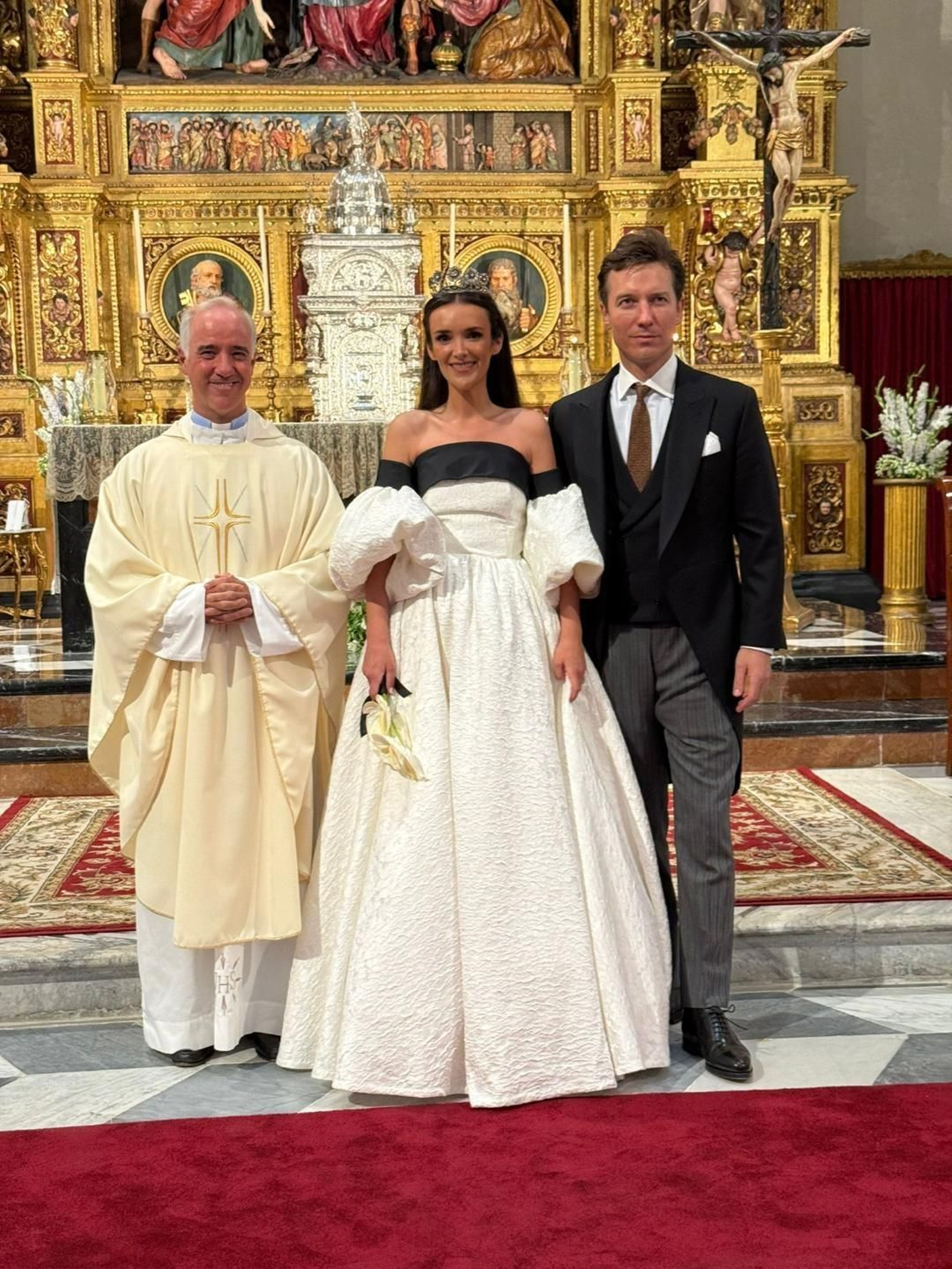 El matrimonio formado por Lorenzo Moinet y Gabriela Represa con el padre Ignacio Jiménez Sánchez-Dalp, tras finalizar la ceremonia. El matrimonio formado por Lorenzo Moinet y Gabriela Represa con el padre Ignacio Jiménez Sánchez-Dalp, tras finalizar la ceremonia.