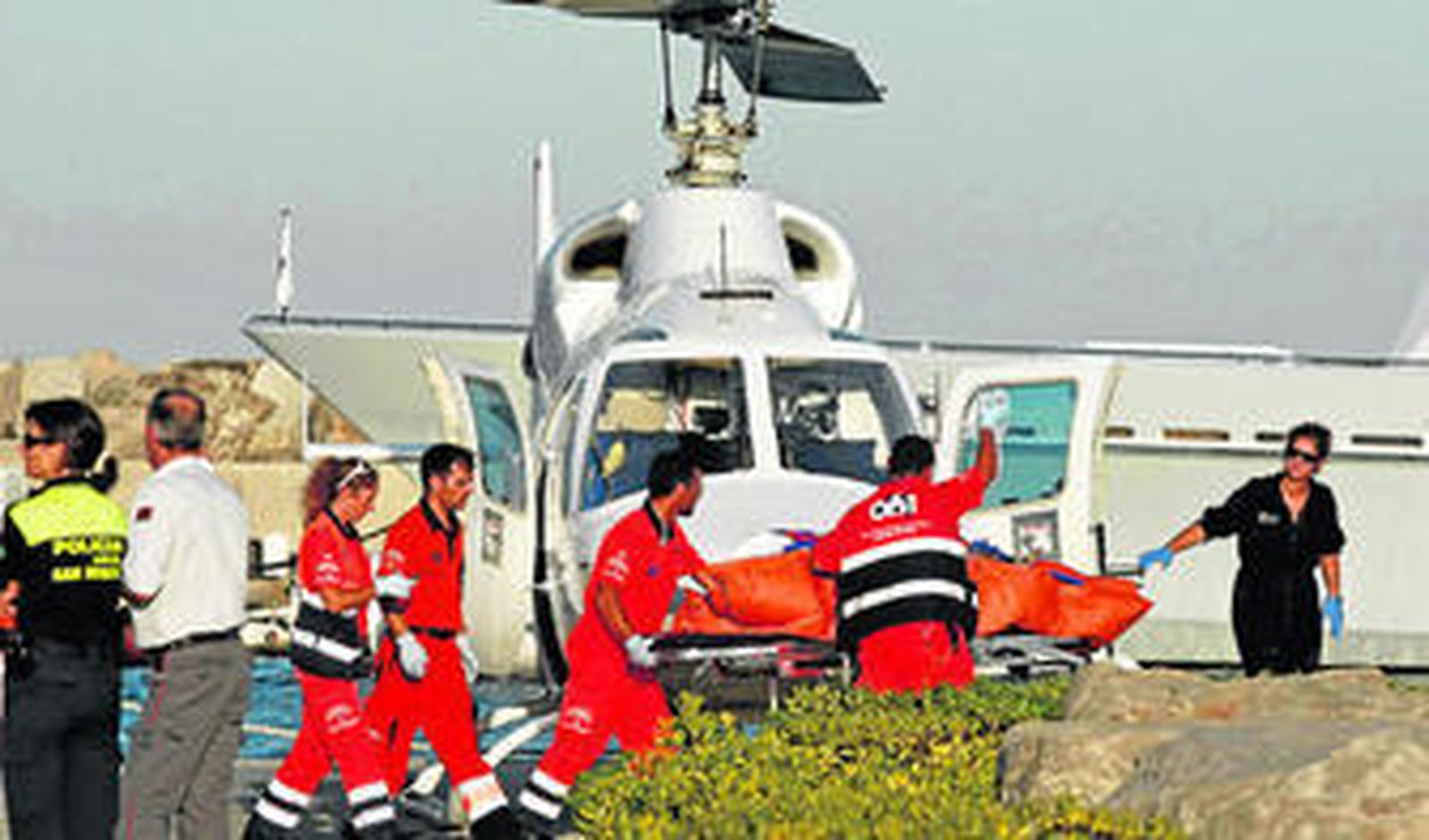 Momento de la evacuación del niño, ayer en Sotogrande.
