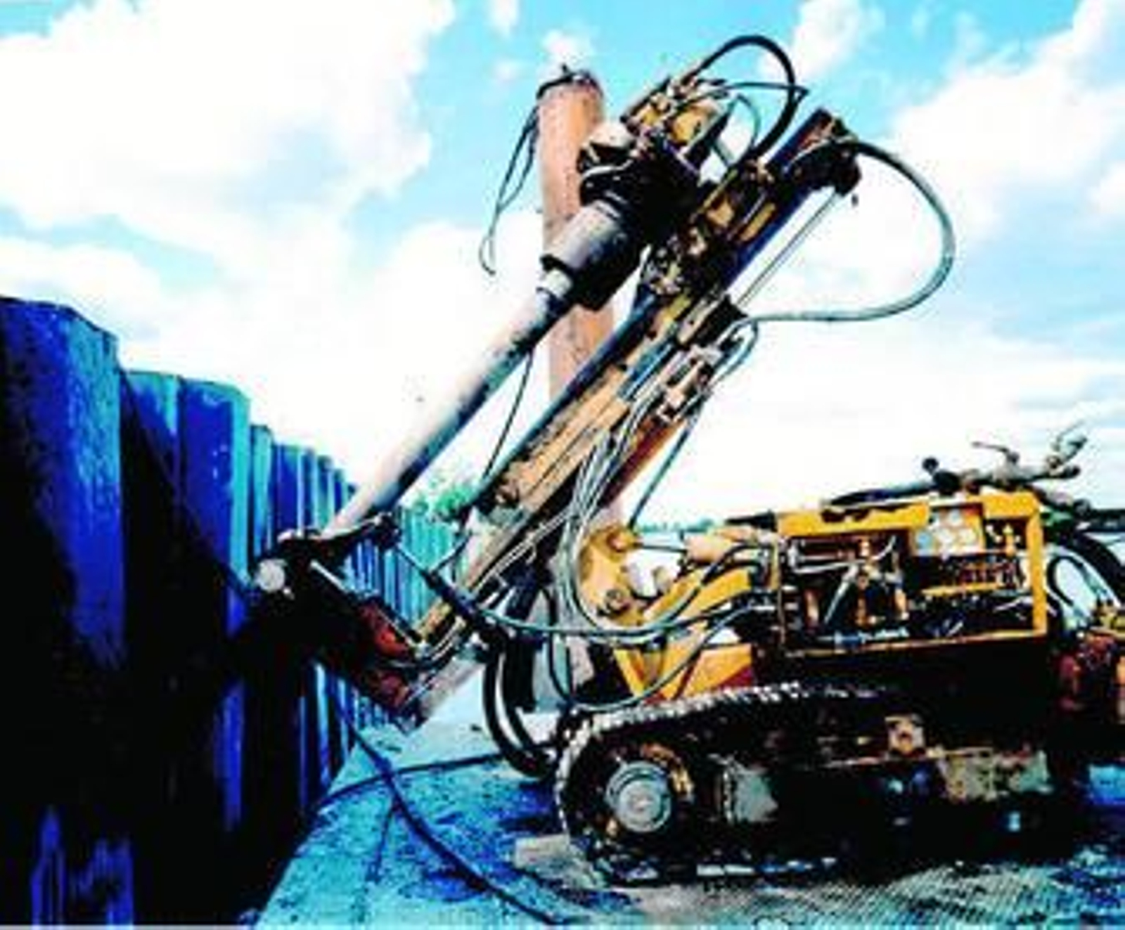 Una máquina de Insersa , empresa de sondeos y perforaciones, haciendo su trabajo.