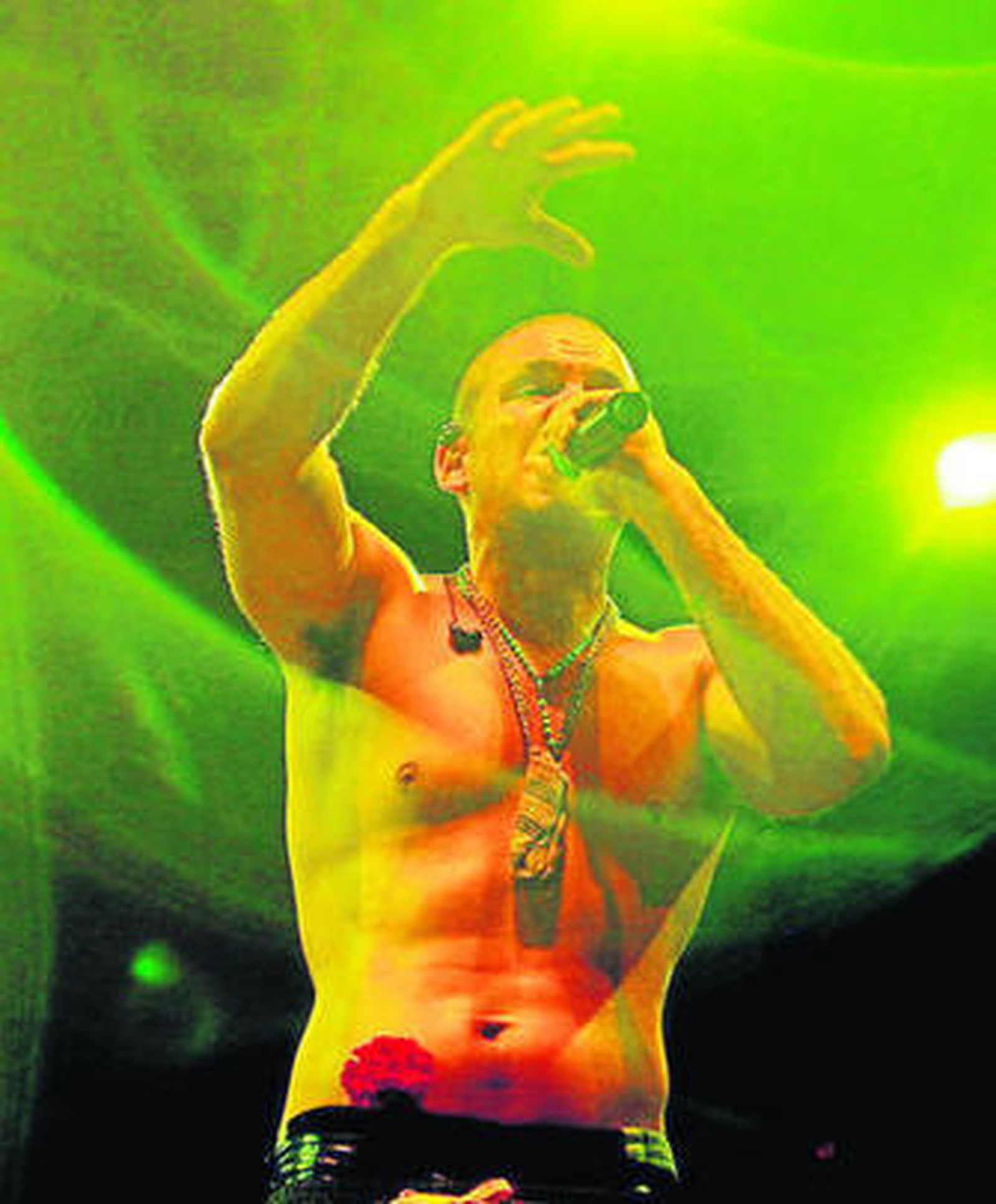 Uno de los componentes de Calle 13, en un concierto.