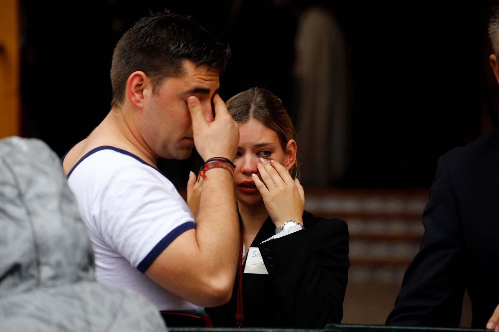 La lluvia frustra la salida de la hermandad de la Estrella el Lunes Santo, en imágenes