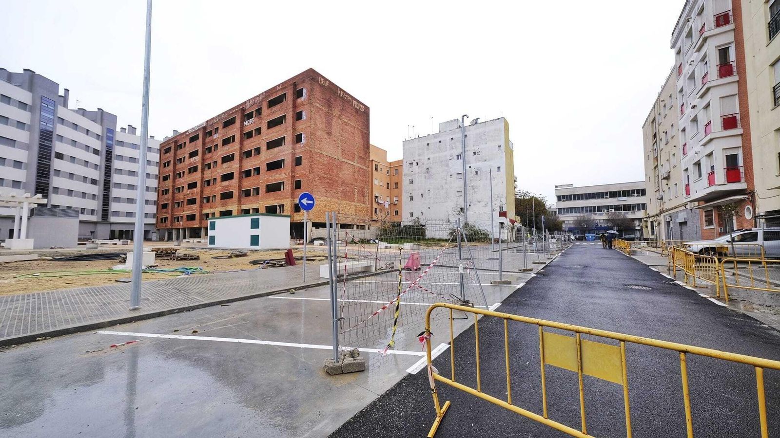 En el solar aún queda por aclarar el futuro del edificio que se levantó hace unos años y está abandonado.