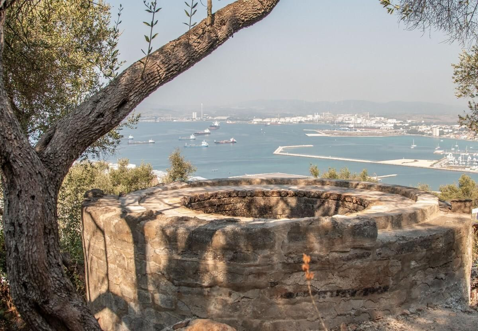La boca del horno de cal, situado en la parte alta del Peñón.