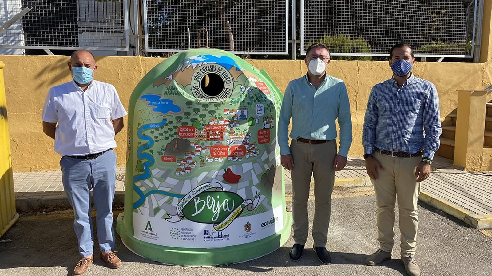 Berja estrena diez contenedores de reciclaje de vidrio tras superar el Reto Mapamundi