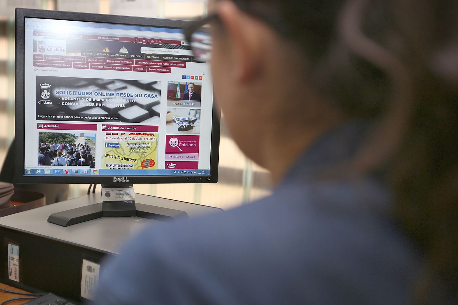 Imagen de una joven frente a la nueva web del Ayuntamiento.