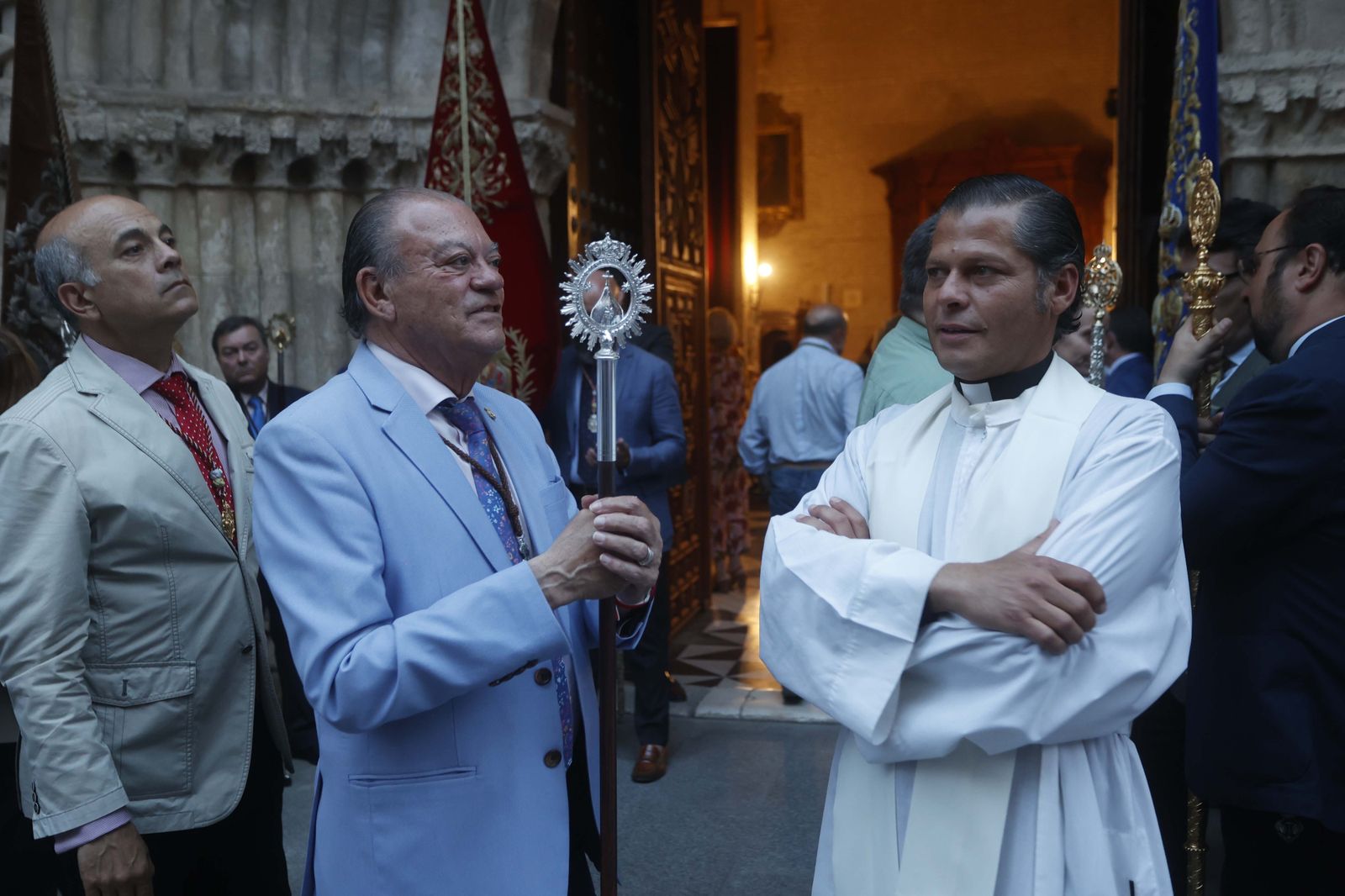 Imágenes del traslado del Simpecado de la Hermandad del Rocío de Triana