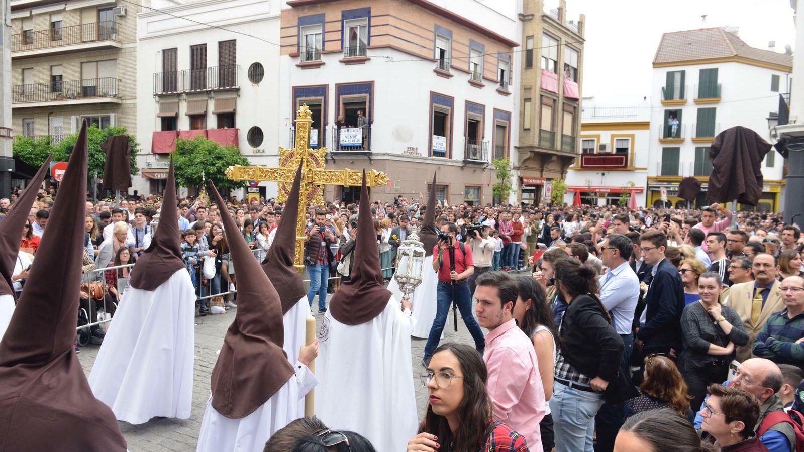 Nazarenos de la Hermandad del Carmen Doloroso.