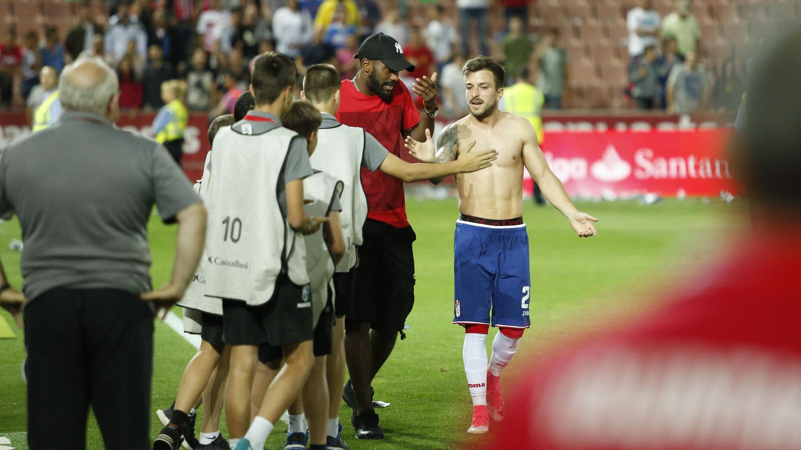 Foulquier tuvo que bajar al césped para que el vallisoletano dejara de pasear por Los Cármenes.