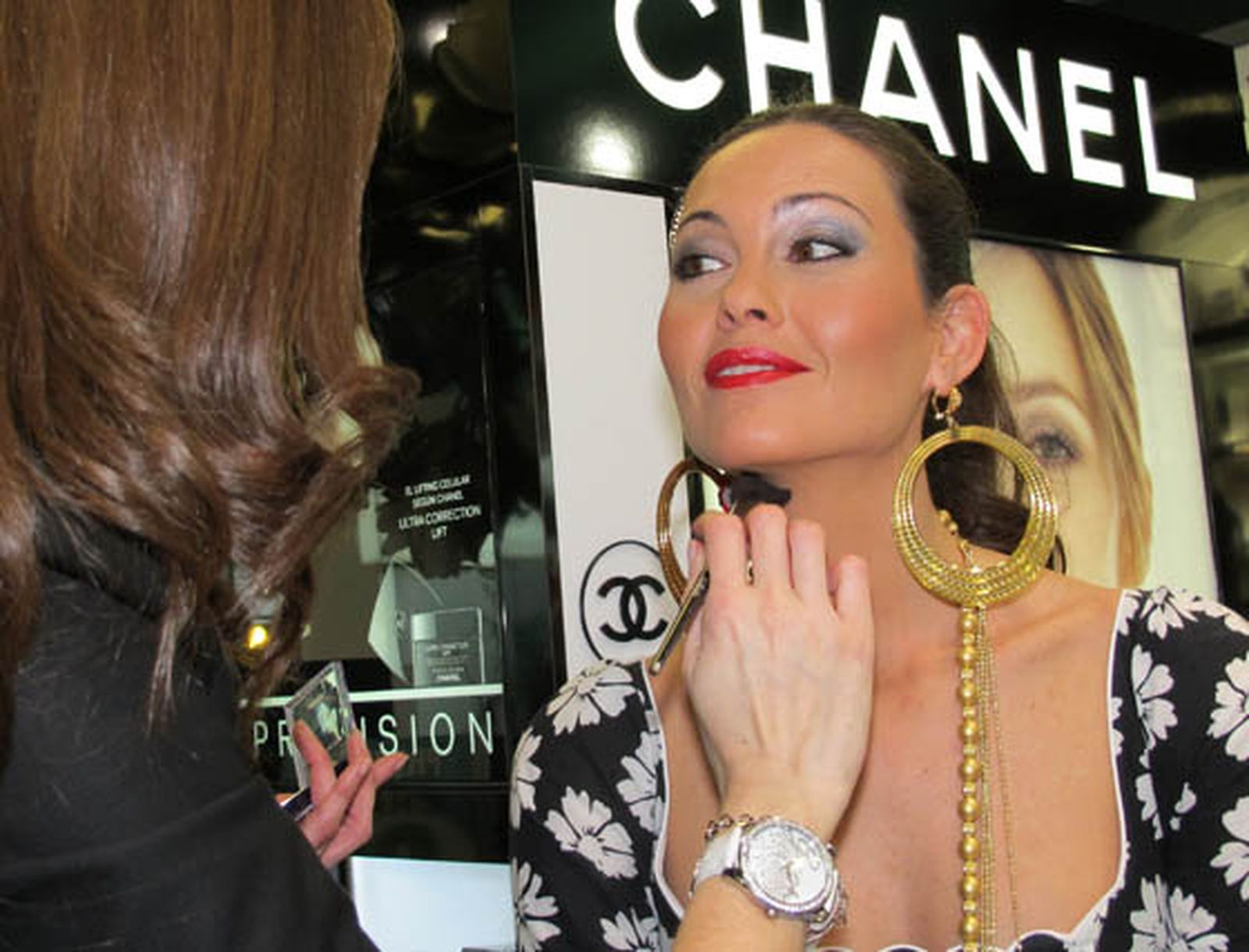 Una maquilladora de Aromas da los últimos toques a la modelo Mercedes Muñoz.

Foto: Victoria Ramírez